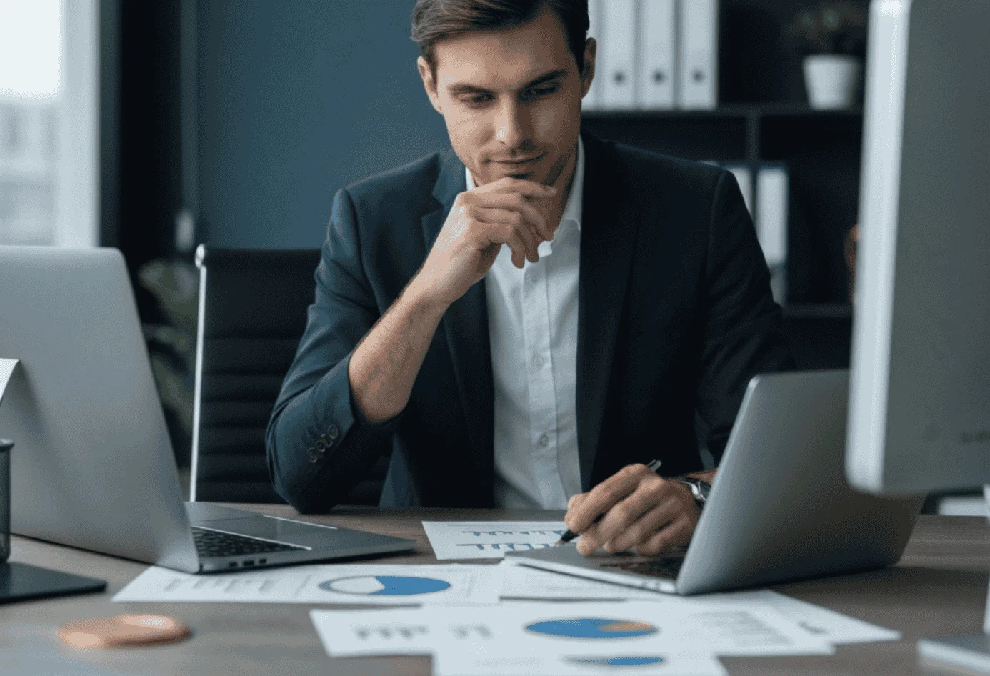 Un professionnel analyse une demande de projet sur son ordinateur.